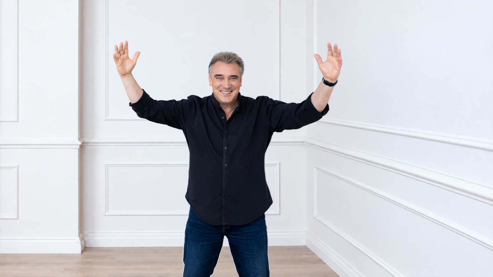 Jaime Martín con los brazos abiertos en una habitación luminosa