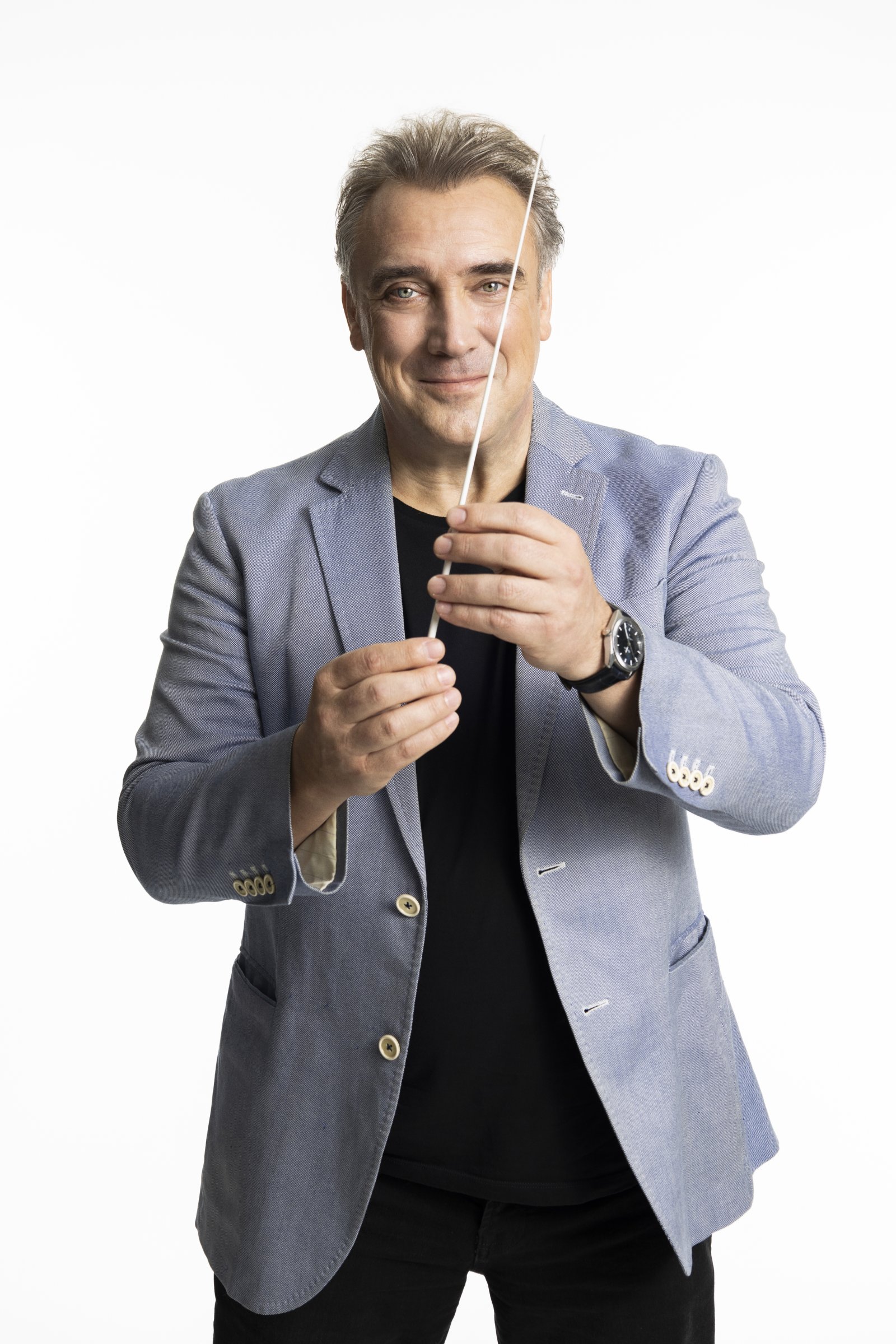 Retrato de cuerpo entero de Jaime Martín con batuta