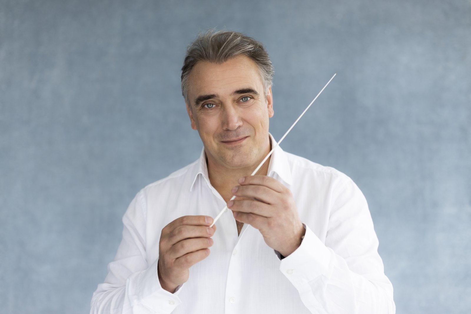 Retrato de Jaime Martín con camisa blanca y batuta